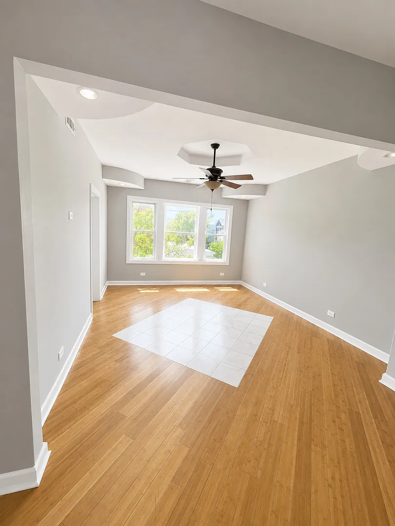 3 bed, 1000 sqft, $1,995 — Photo 2