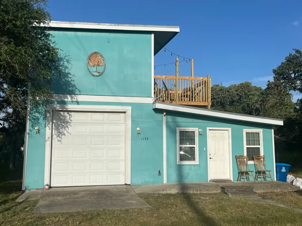 1124 N Pearl St, Rockport, TX 78382