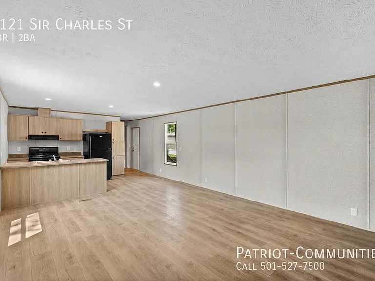 1121 Sir Charles St — Photo 3