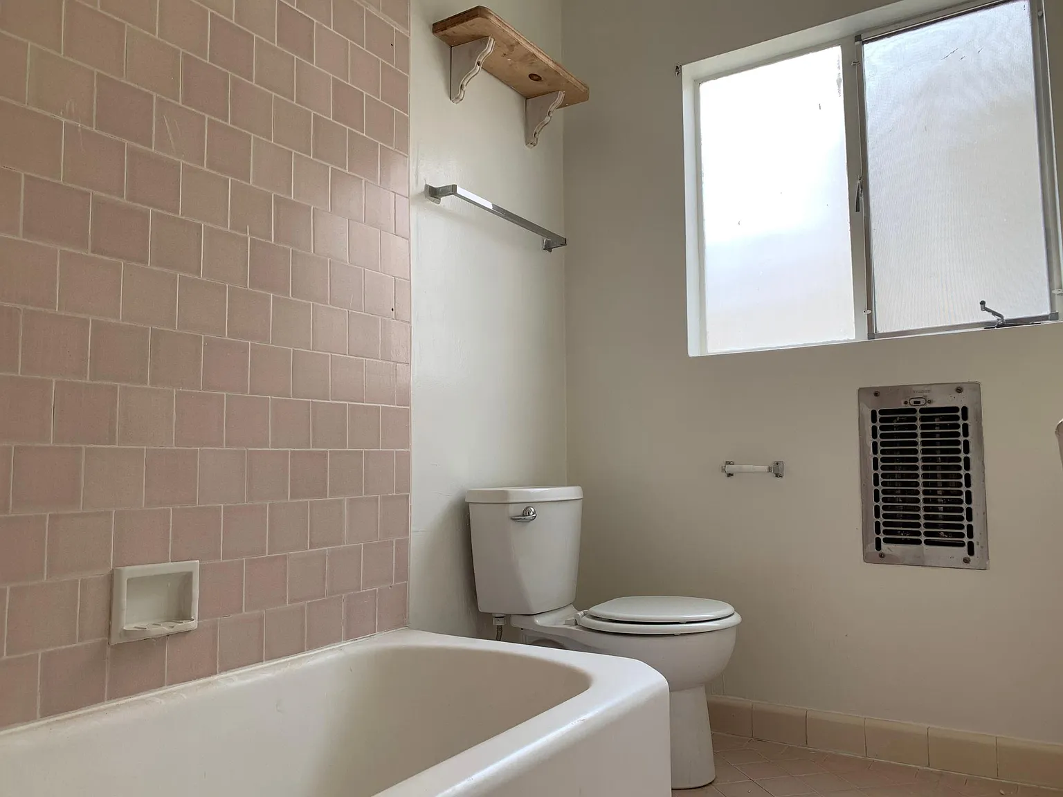 402 N Palm Dr — Photo 3