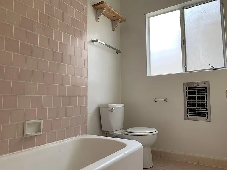 402 N Palm Dr #7 — Photo 3