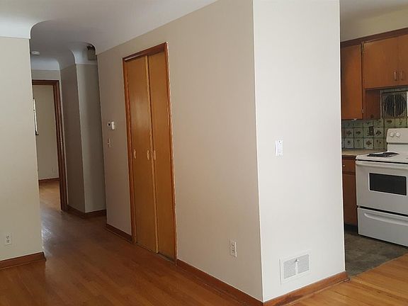 3rd image of 922 Lutz Ave