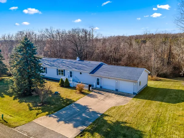 2254 Pondbrooke Dr, Hillsdale, MI 49242