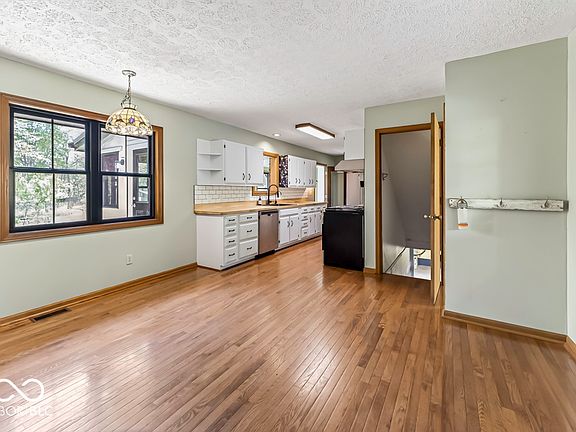 4th image of 2525 E 91st St