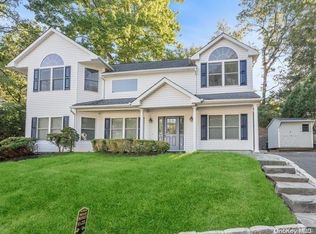 6 Highland Dr, Centerport, NY 11721