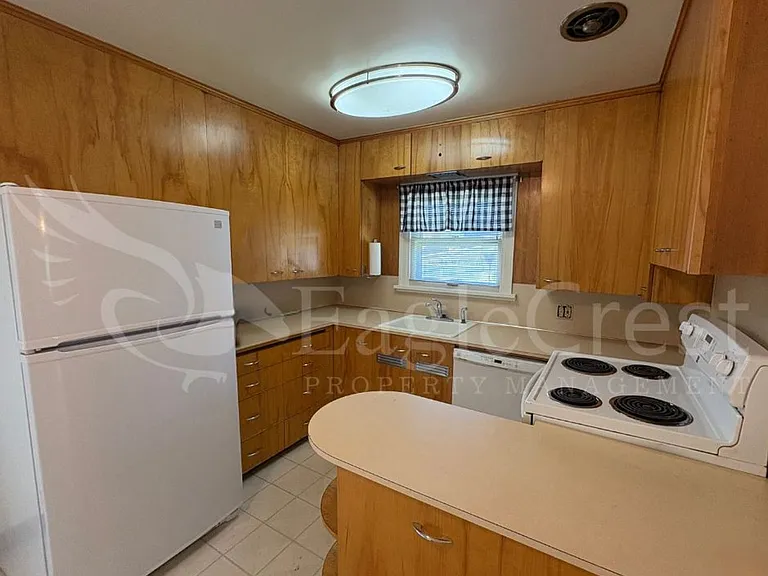 542 E Chestnut St — Photo 29