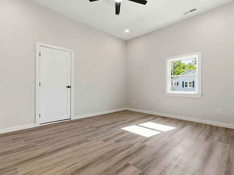 1339 E Division St — Photo 12