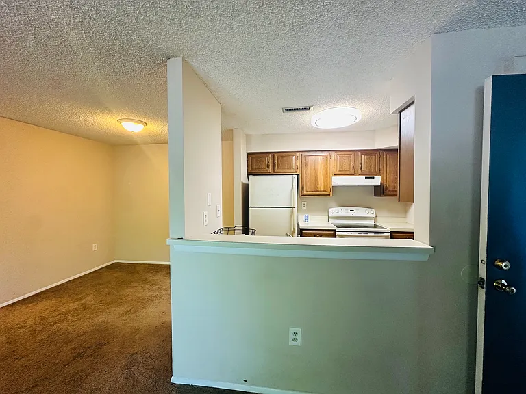 801 Aspen Dr — Photo 2