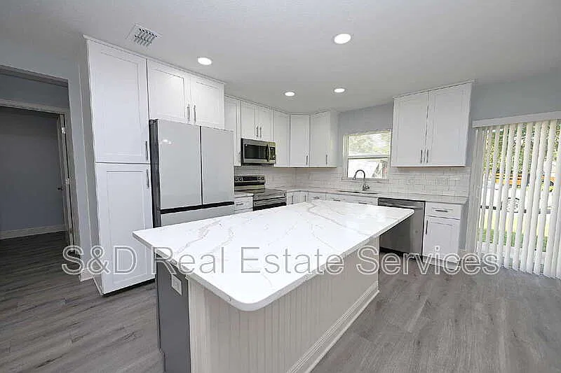 3 bed, 2.0 bath, 1320 sqft, $2,200 — Photo 3