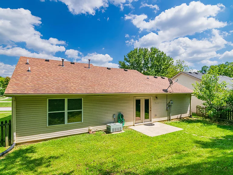 2240 Kenwood Dr — Photo 2