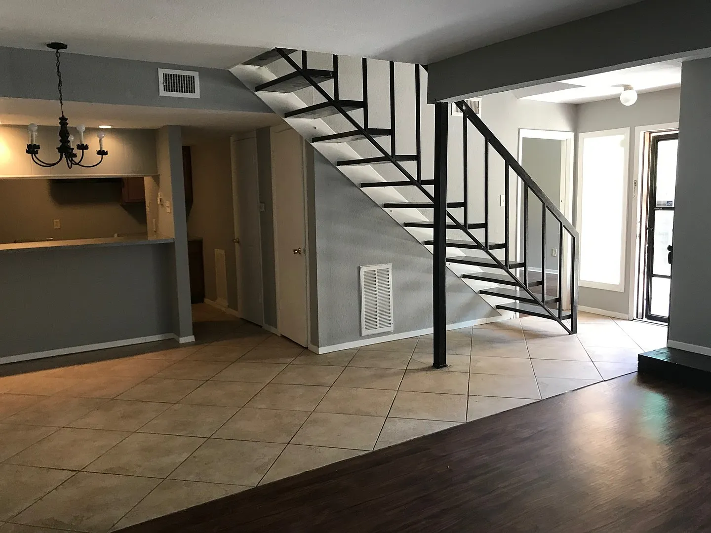 Beautiful updated 2 br townhouse — Photo 2