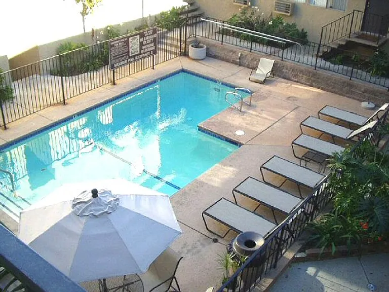Alhambra @ Studio City Apts. — Photo 4