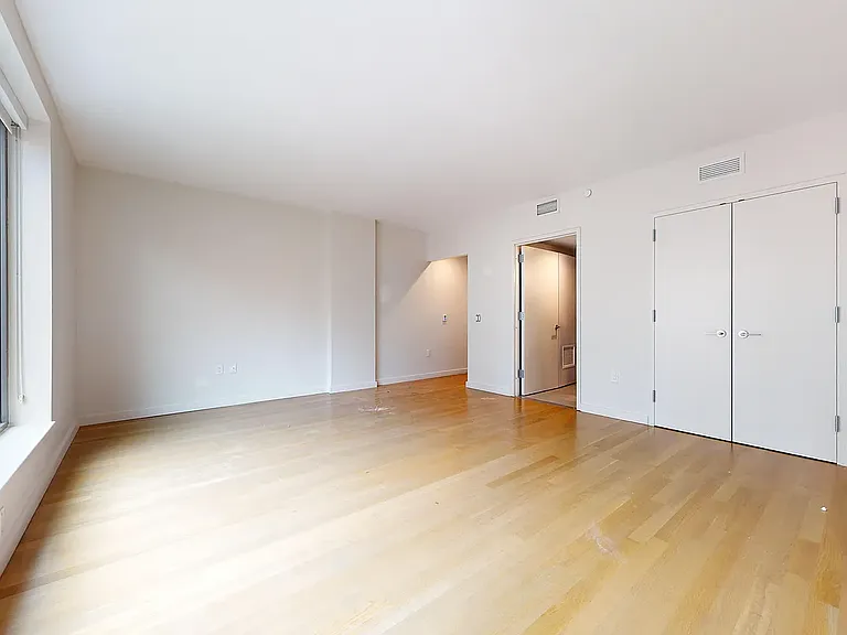 515 E 86th St #501 — Photo 8