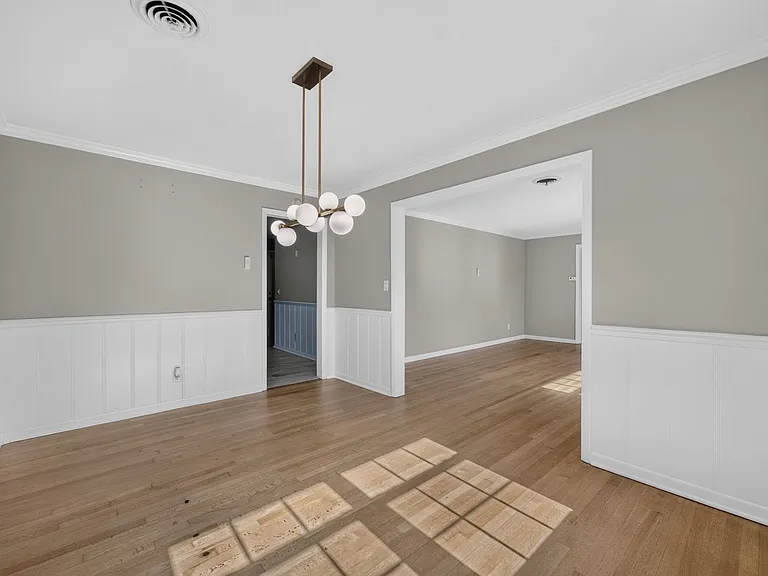 677 Selkirk Dr — Photo 6
