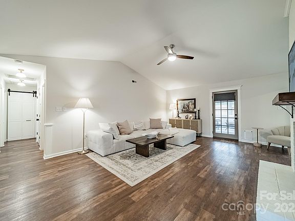5th image of 1245 Berryhill Ln