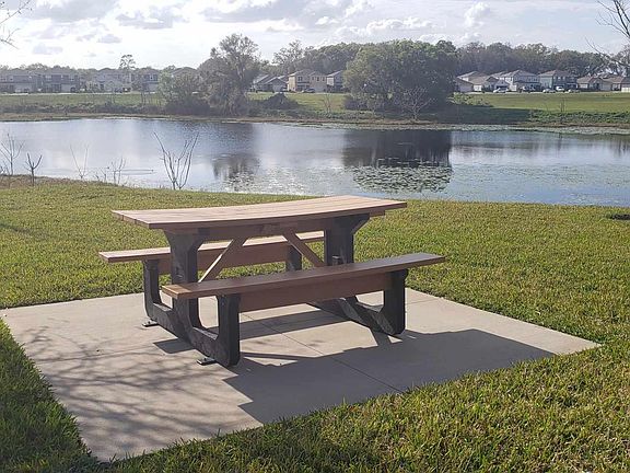 One of several seating areas with lakeview!