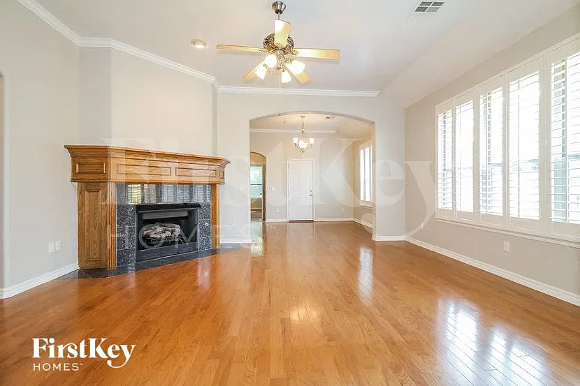 3 bed, 2.0 bath, 1834 sqft, $2,170 — Photo 2