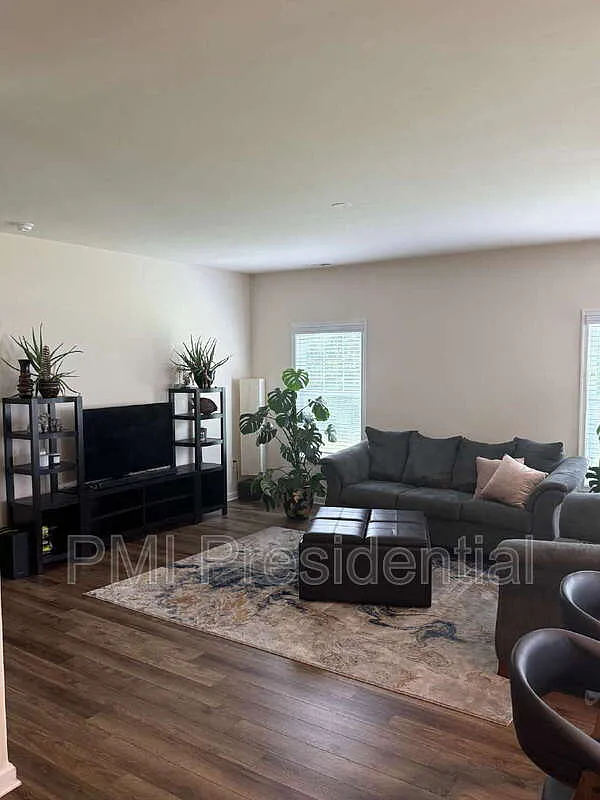 4 bed, 3.0 bath, 2562 sqft, $2,995 — Photo 3