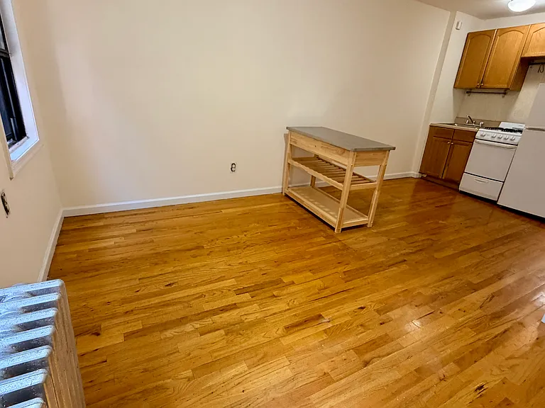 213 1/2 W 16th St #3 — Photo 7