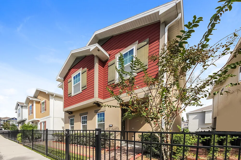 3 bed, 2.5 bath, 1675 sqft, $2,310 — Photo 1