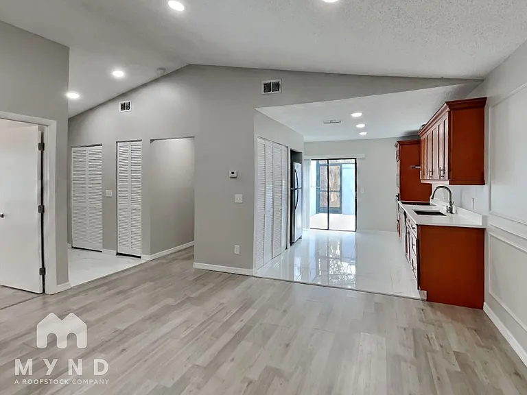 1960 Gregory Dr — Photo 2