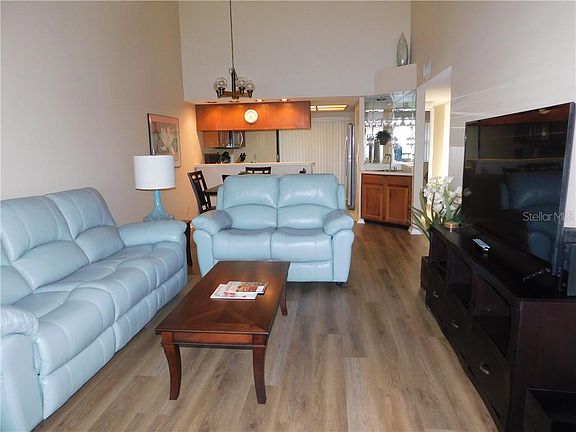 2nd image of 250 Woodlake Wynde