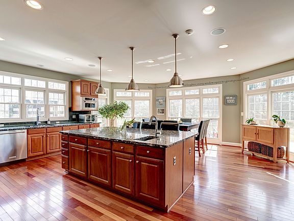 Spacious prep-island