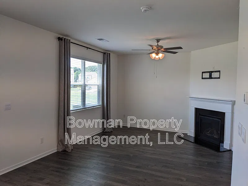 4 bed, 2.5 bath, 2052 sqft, $1,995 — Photo 3