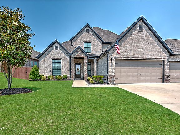 2nd image of 17 NE Dawn Hills Dr