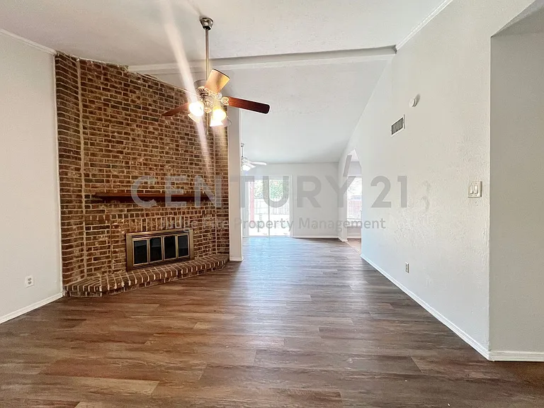 1308 Mistywood Ln — Photo 3