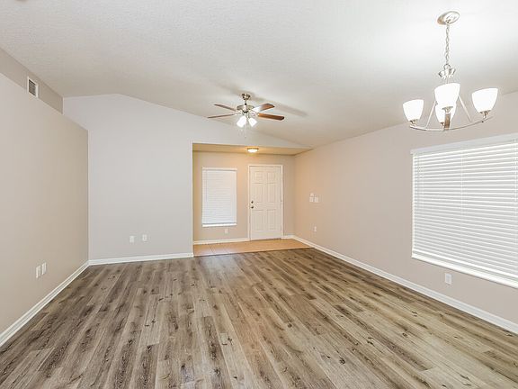 3rd image of 912 Windton Oak Dr
