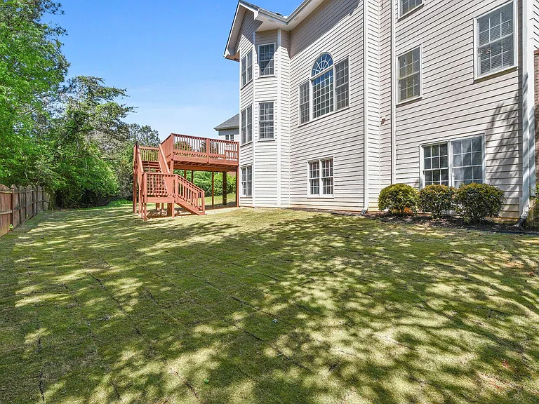 330 Winherst Ln — Photo 23