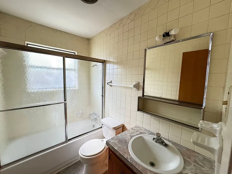 425 W Ave C — Photo 23