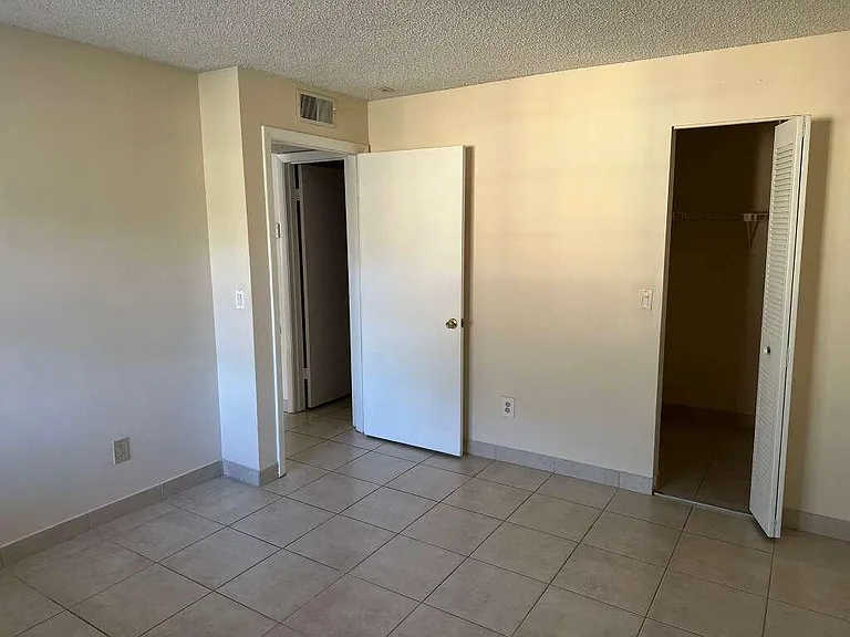 1239 SW 46th Ave #906 — Photo 3