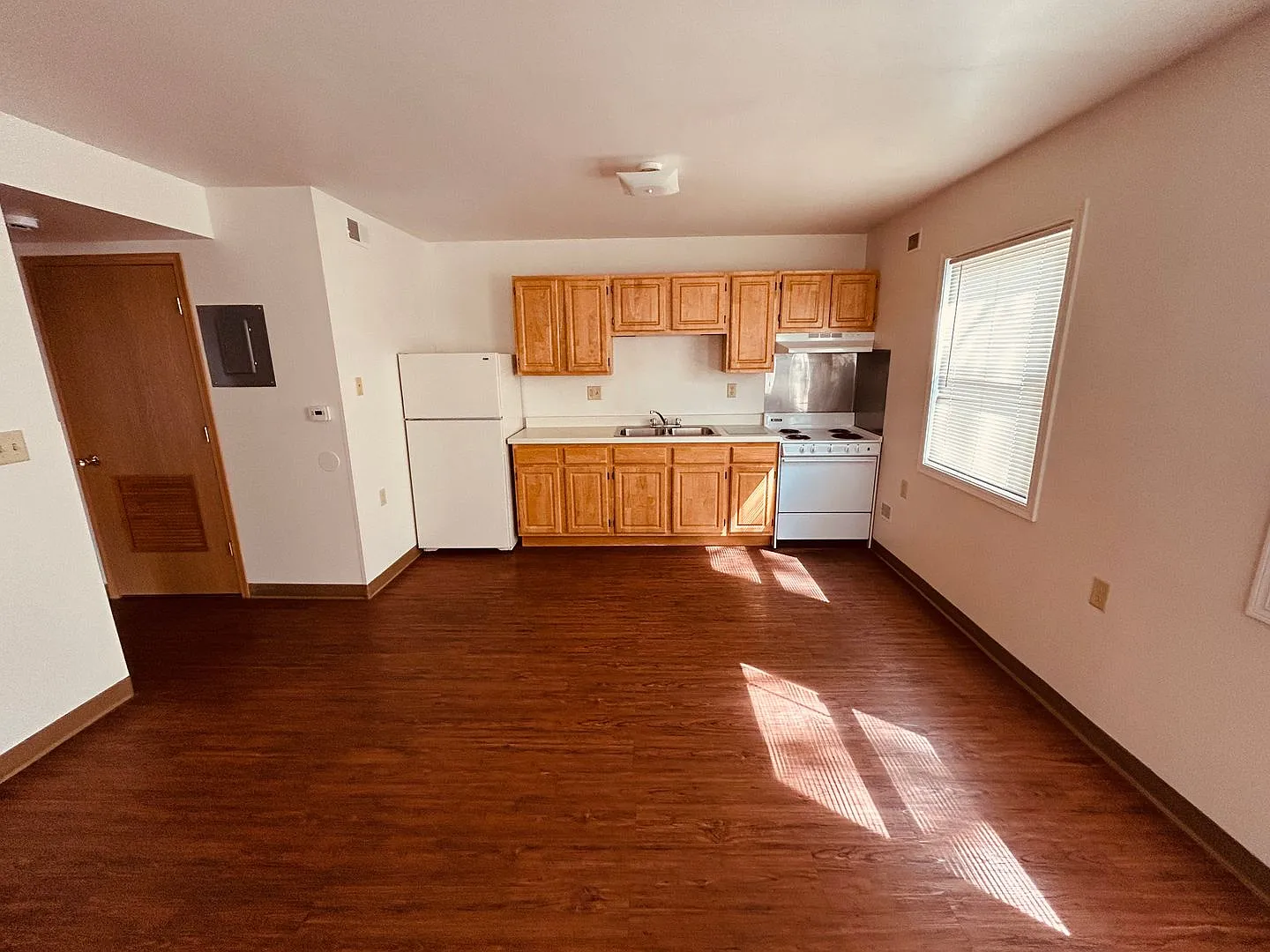 408 E Maple St — Photo 4