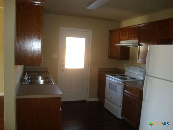 4th image of 454 Summers Rd