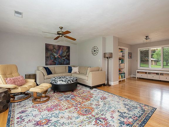 3rd image of 805 Coolidge Pl