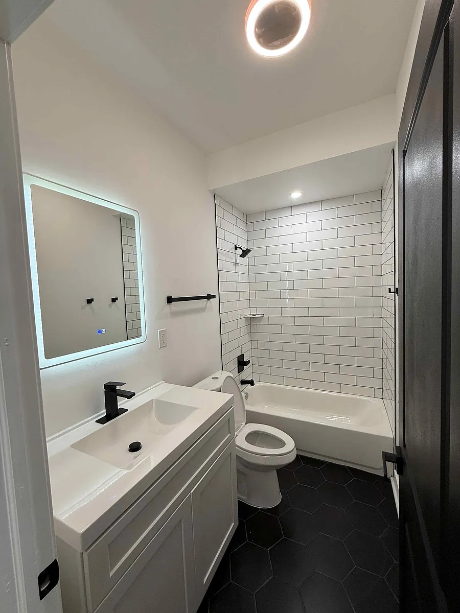 Building Photo - 1012 W Lanvale St #3