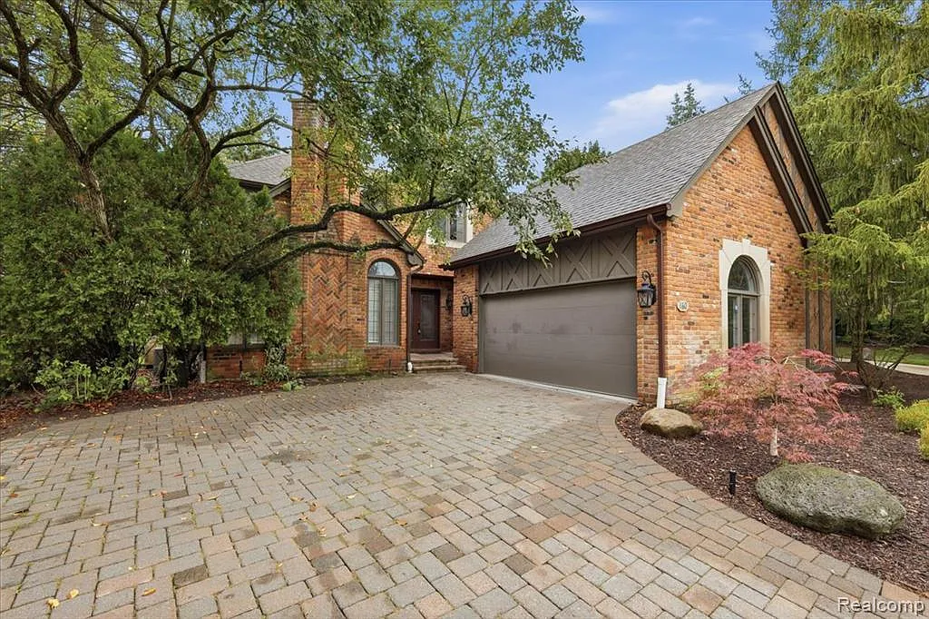 3 bed, 5.0 bath, 3779 sqft, $7,000 — Photo 1