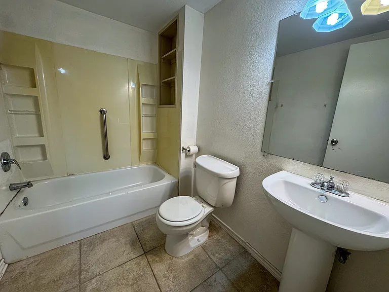 3000 Glen Rae St — Photo 16
