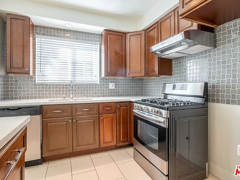 148 S Reeves Dr #4 — Photo 23