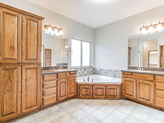 3rd image of 15 Ramsey Dr