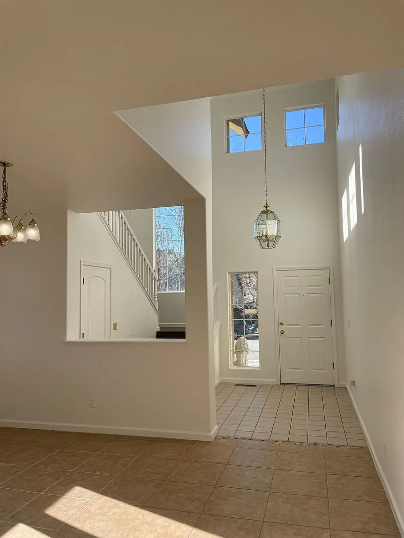 Large Home off Mcarran — Photo 4
