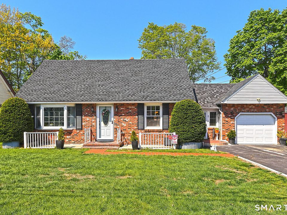 1st image of 10 Glenmoor Drive