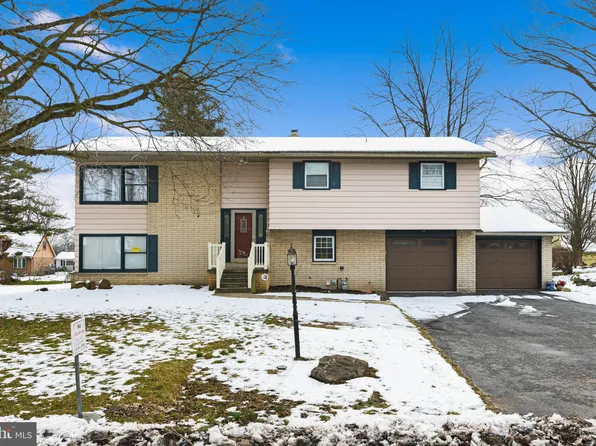 10 James Dr, Denver, PA 17517