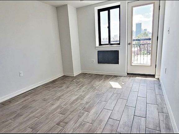 4th image of 25-28 Broadway #6DD