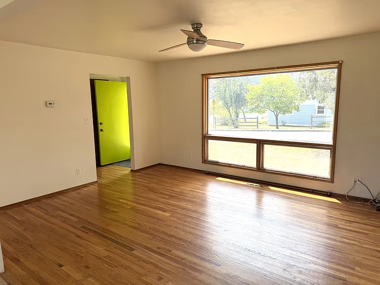 1326 E B St — Photo 2