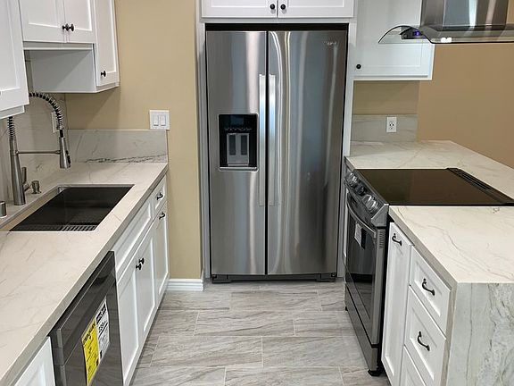 3rd image of 5320 Zelzah Ave APT 305