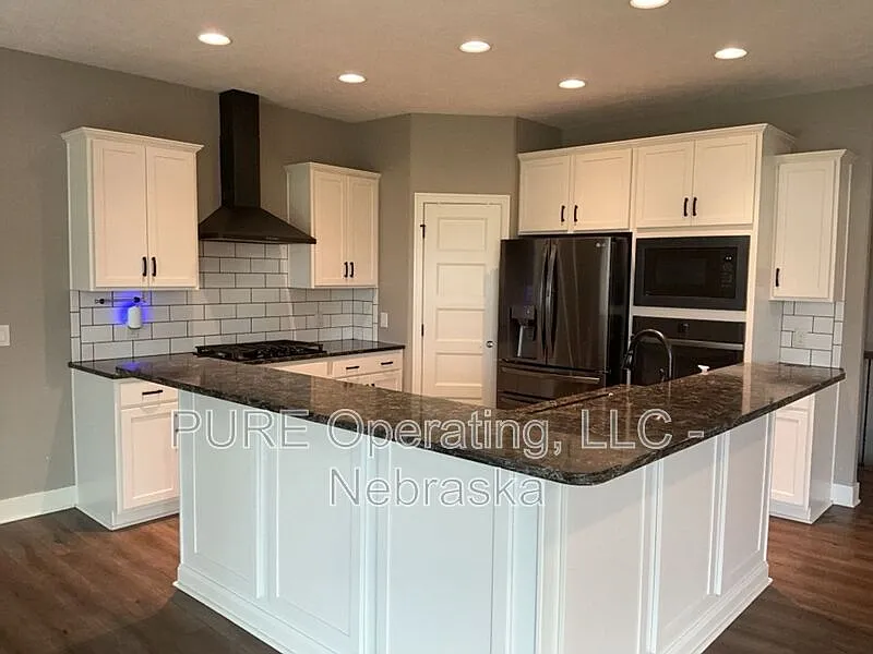 4 bed, 3.0 bath, 3654 sqft, $3,300 — Photo 3