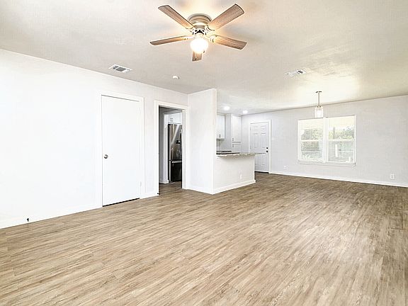 5th image of 422 Rexford Dr